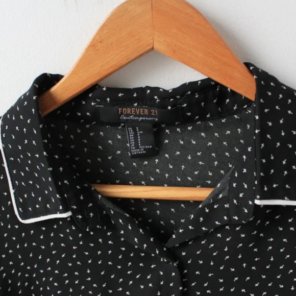 Dark blouse with arrow print - Picture 4 of 6